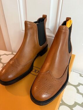 Tod’s leather brown chelsea boots New in the bow Size 39= US 9